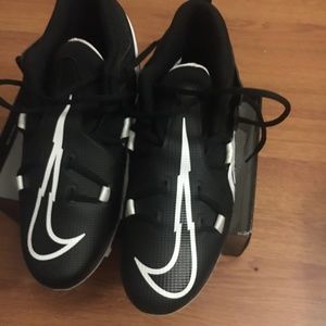 NEW  Boys Nike alpha football cleats